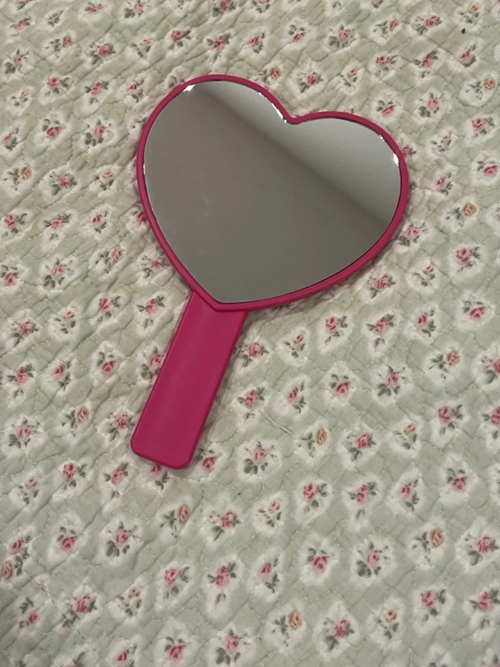 HUDA BEAUTY Heart-Shaped Hand Mirror in Bright Pink
